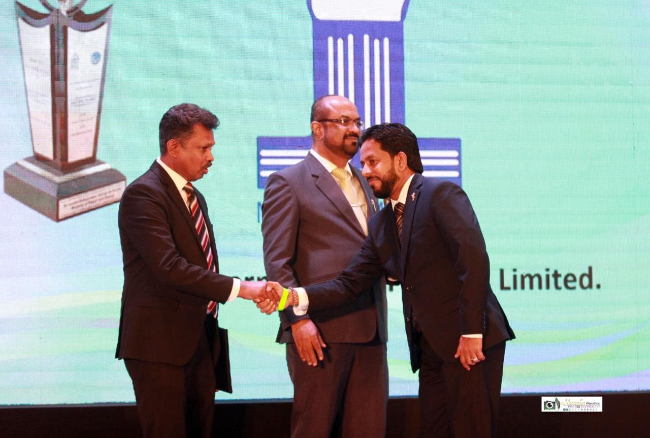 Eng. Gaya Siriwardhana receiving the Silver Flame Award